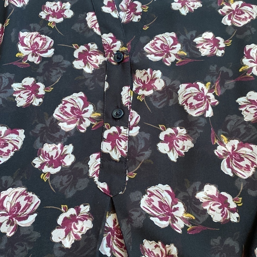 Ann Taylor Factory floral blouse with button and pleated front. - Picture 6 of 15